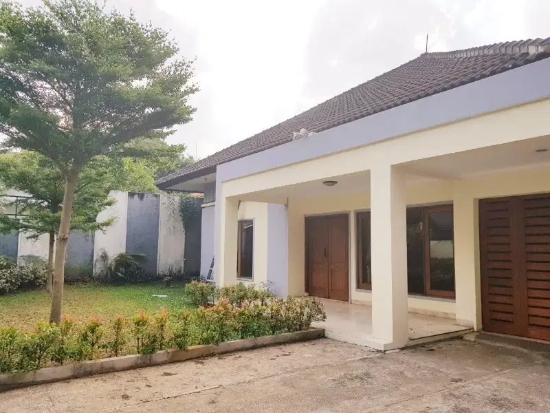 Di sewakan Rumah di Jl Kemang Selatan IX  jakarta selatan