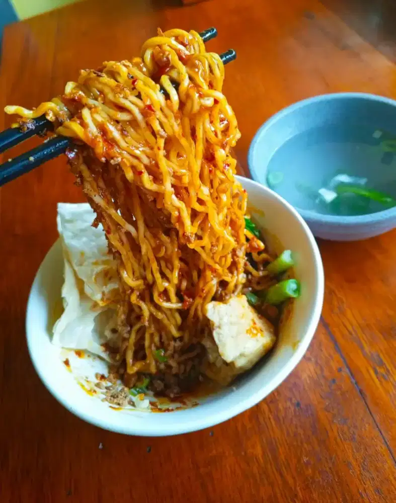 Karyawan mie ayam