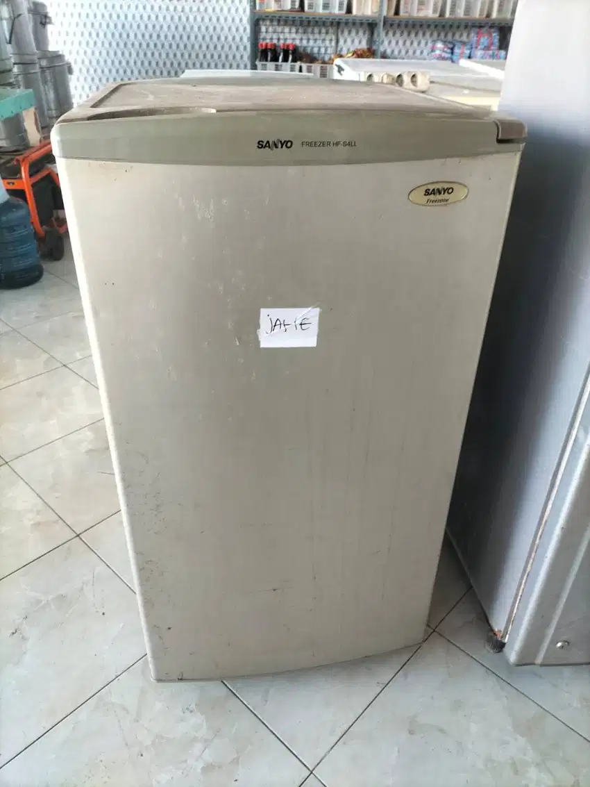 Dijual atau Disewakan Freezer Berdiri Sanyo 4 rak msh orisinil, bagus