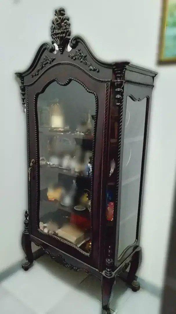 Lemari pajang kayu ukir antik cocok untuk koleksi