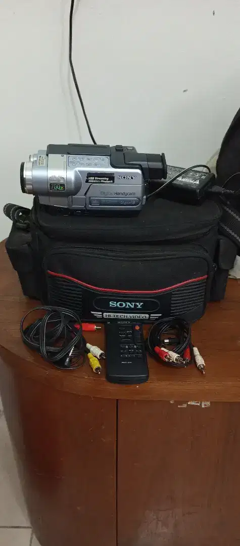 Sony DCR-TRV350 Digital8 Hi8mm Camcorder 20X Optical 700 Digital Zoom