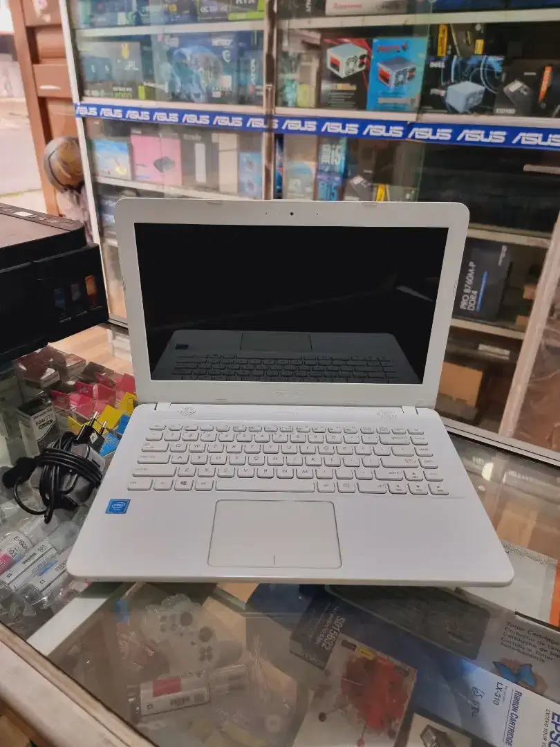 asus x441 celeron. 2gb. 500gb. mulus white batre super ok