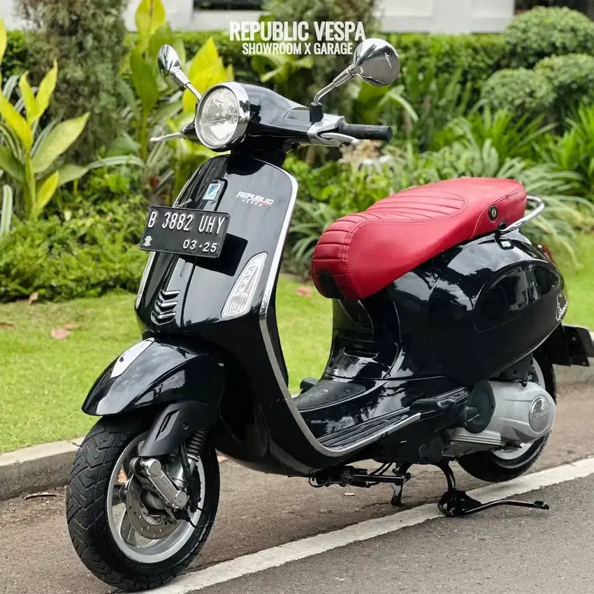 Vespa PRIMAVERA 150 3V tahun 2014 warna hitam PERFECT CONDITION.