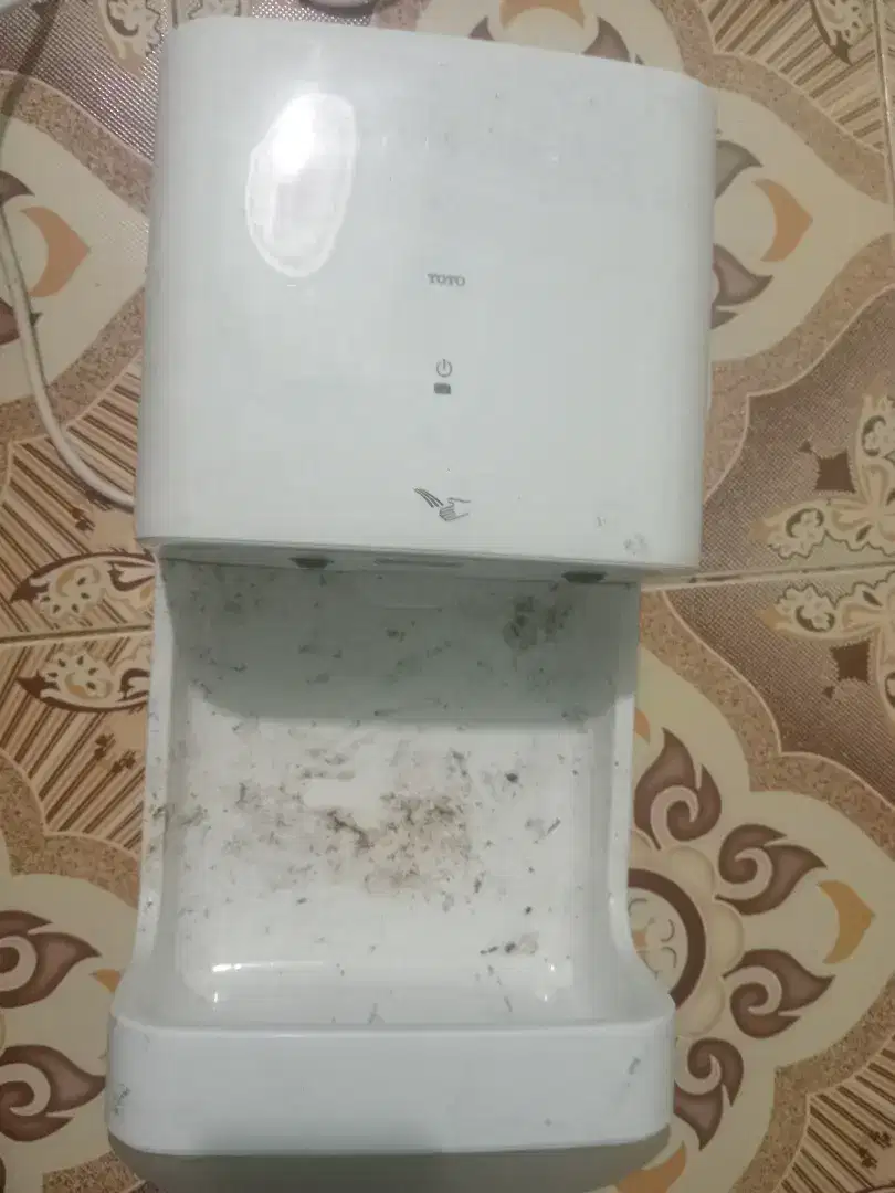 Mesin pengering tangan (hand dryer)