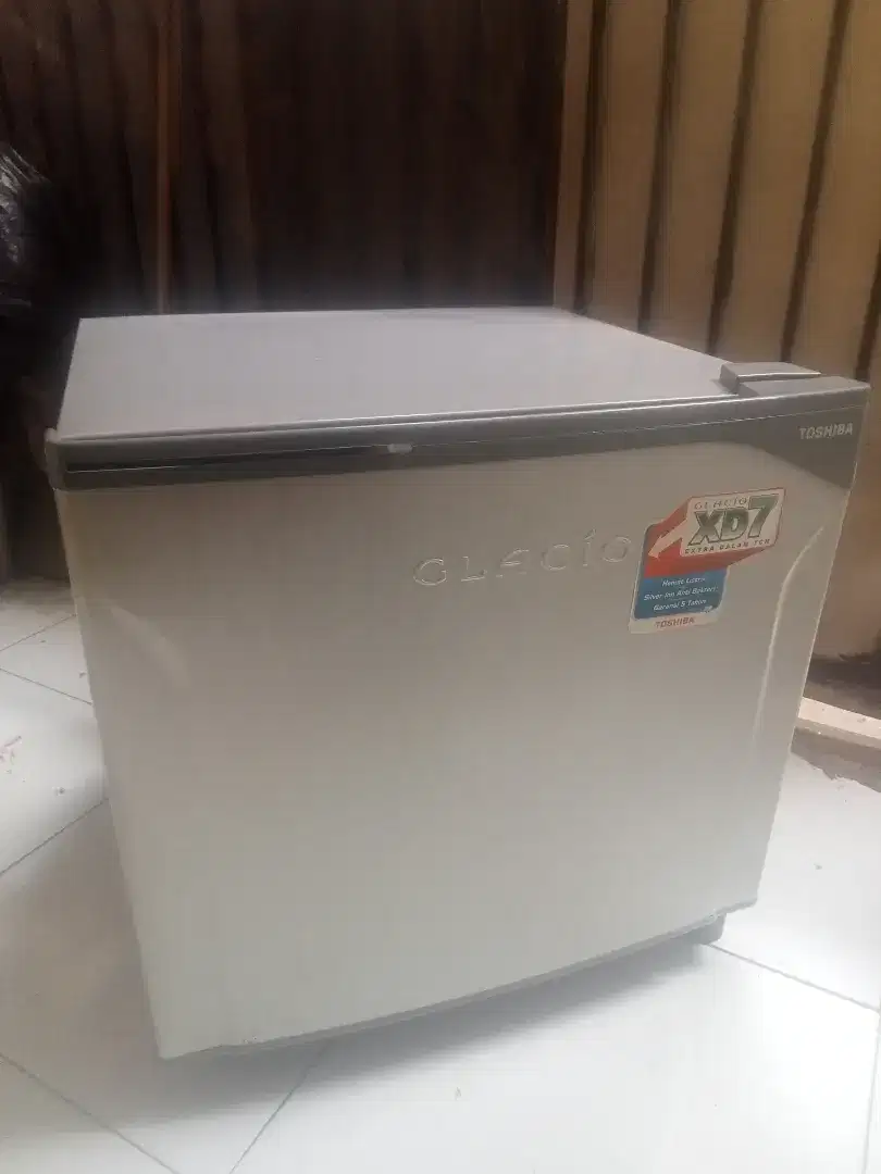 KULKAS MINIBAR TOSHIBA LIKE NEW