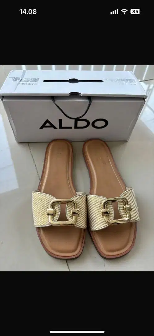 Aldo sandal warna putih cream