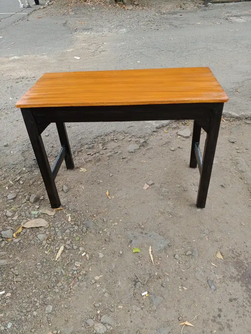 Meja jangkung serbaguna
