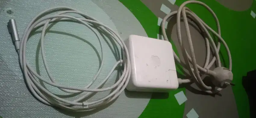 Charger laptop apple macbook magsafe satu L. Delapan lima w