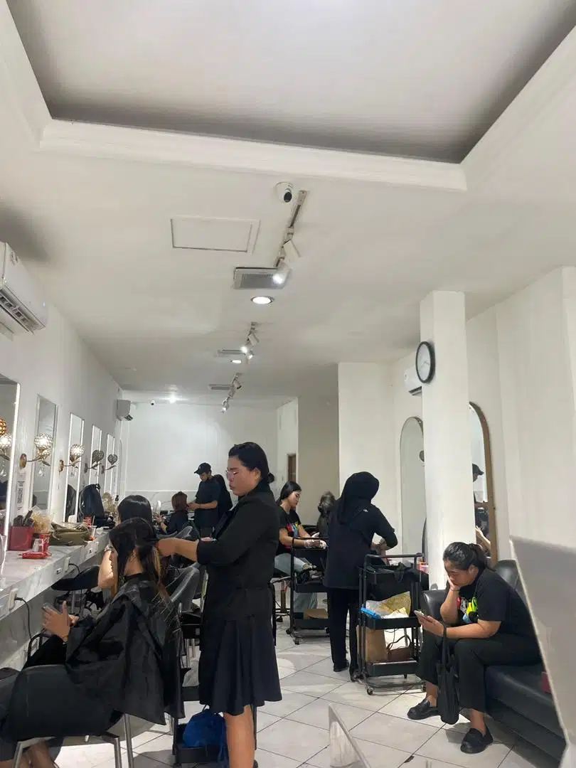 LOKER SALON RAMBUT