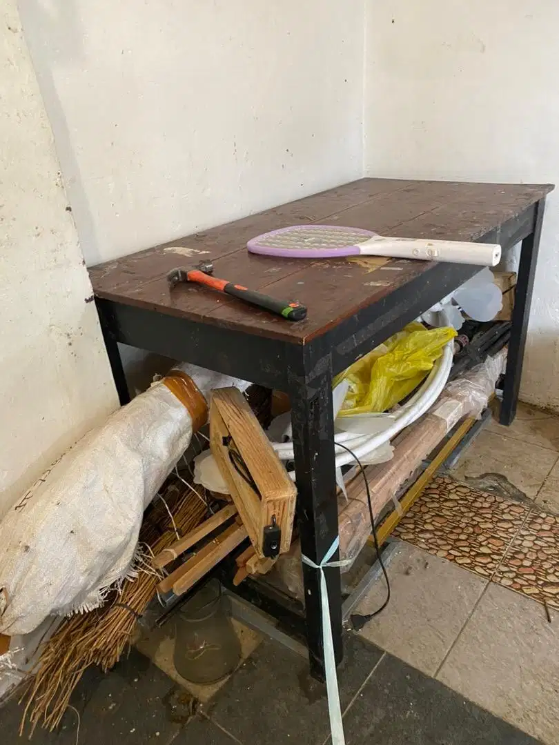 Dijual Meja Bangku ada 2 kursi panjang seperti warmindo