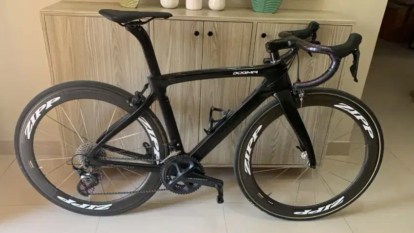 Sepeda Pinarello Dogma f8 Black on Black Rimbrake