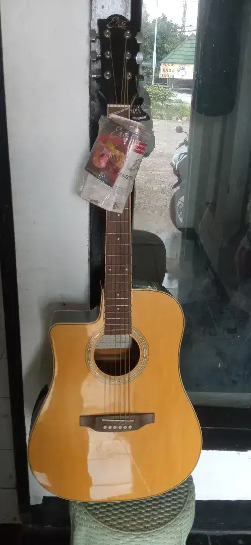 Bismillah maaf numpang lapak bosku mau jual gitar ( kidal )akustik