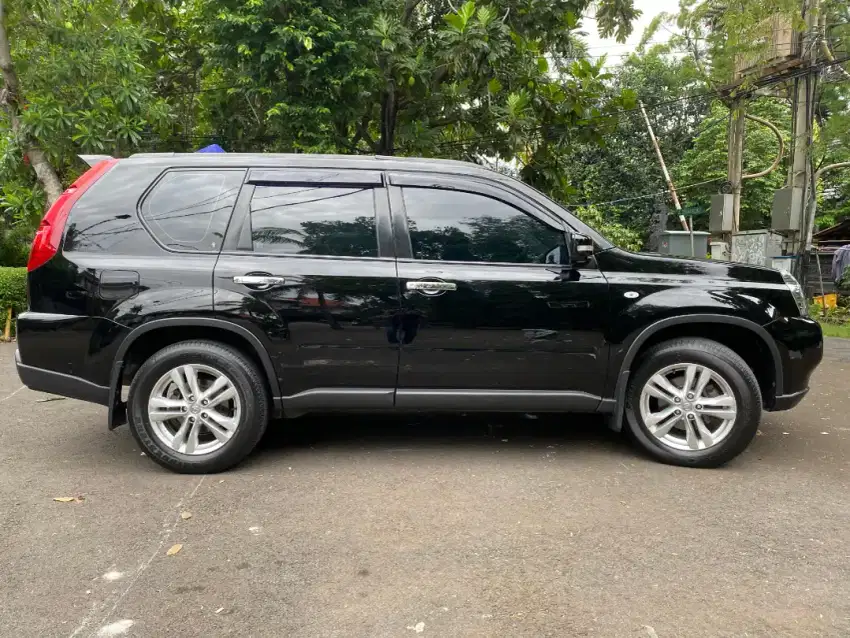 Nissan x trail 2.5 ST hitam 2010 good looking