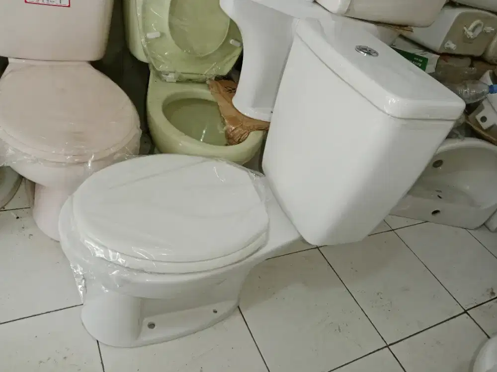 Kloset duduk Toto putih type 516 tombol mulus 90% seperti baru