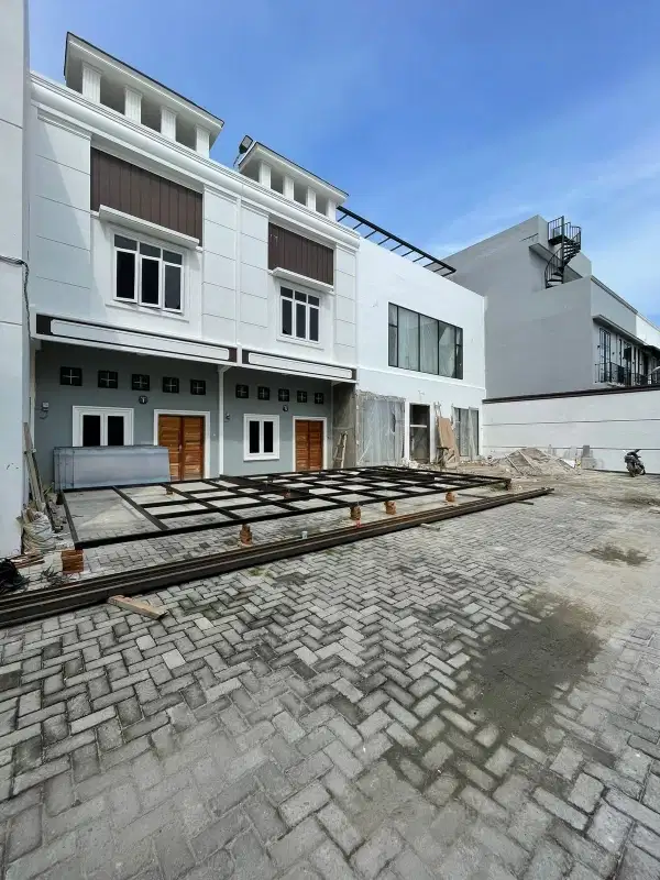 dijual townhouse kosong komplek row besar nyaman dekat kota krakatau