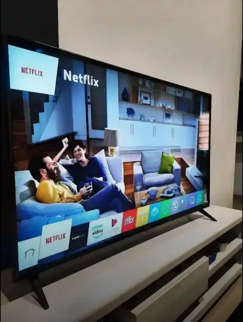 SMART ANDROID TV 32 INCH. KONDISI SPRTI BARU. TV PAKAIAN STUMAT