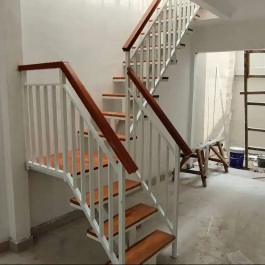 tangga rebah minimalis kombinasi kayu include railing