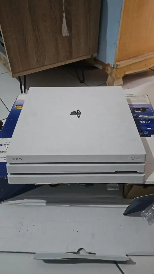 PS4 Pro 1TB Seri 72 warna putih