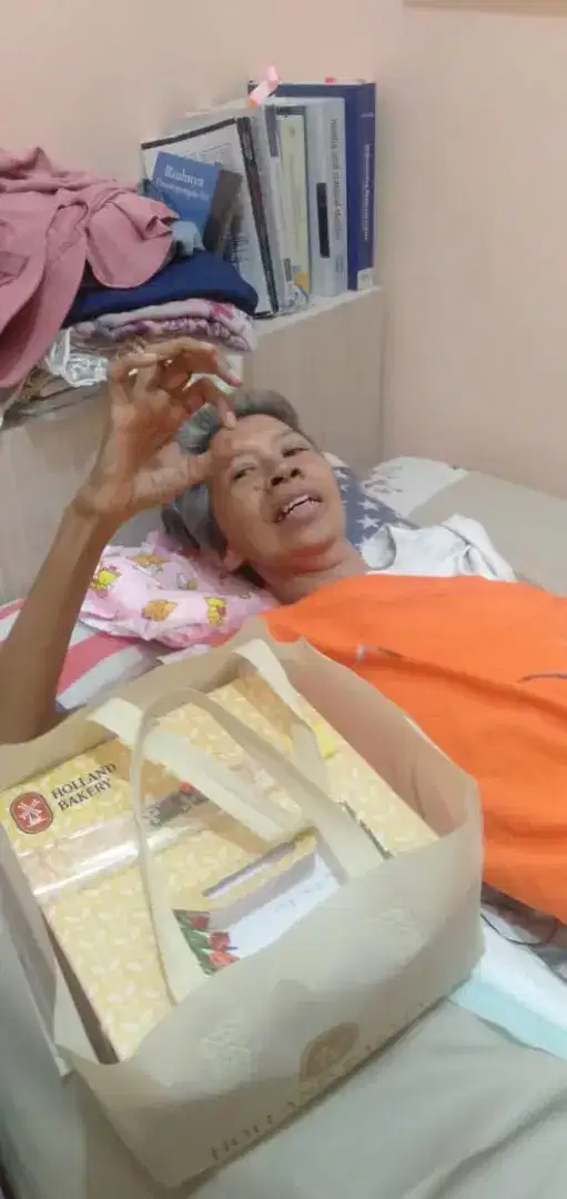 Dibutuhkan caregiver lansia wanita