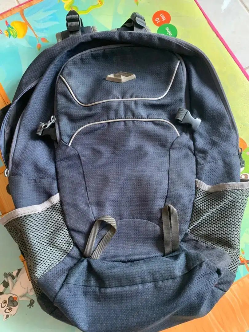 Tas ransel laptop layak pakai