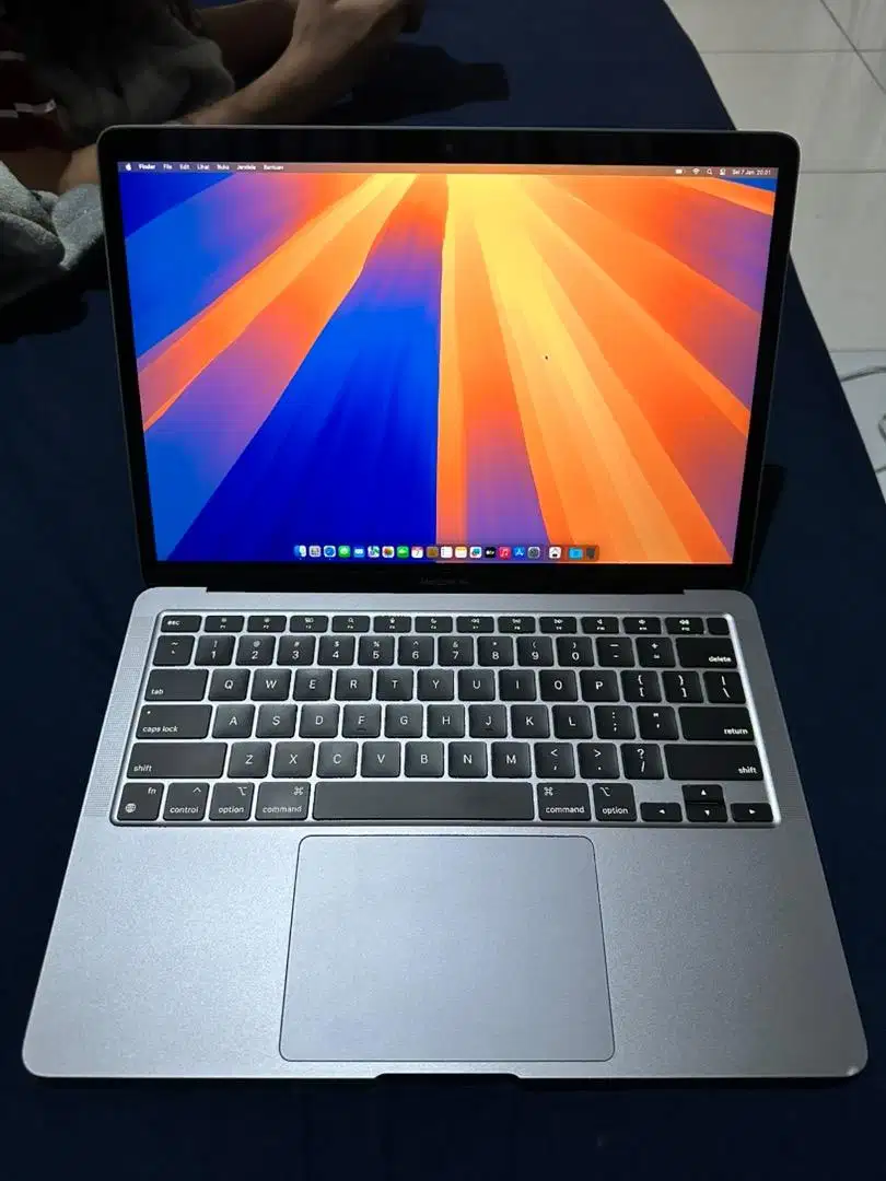 Macbook air retina M1 CHIP 2020 grey 8/256gb batangan resmi MURAH