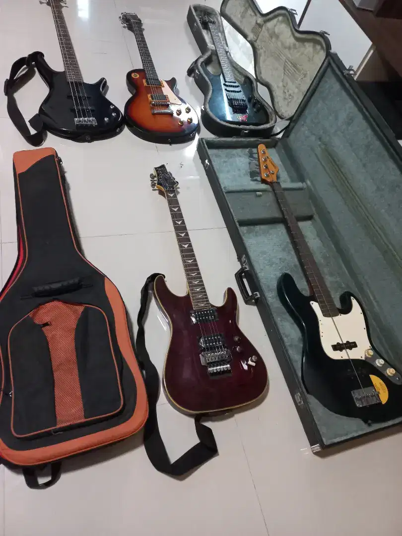 Koleksi Gitar dan Bass