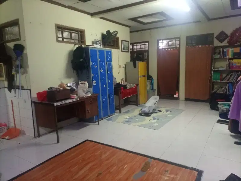 rumah besar murah bagus lelang di perumahan