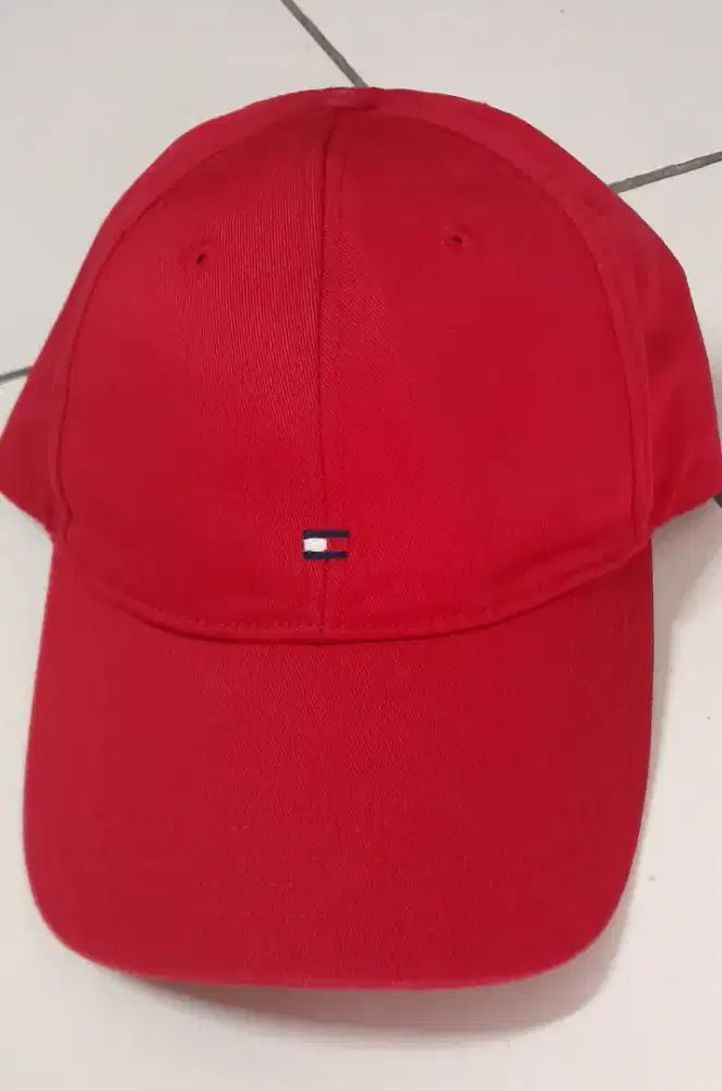Topi TOMMY HILFIGER mulus seperti baru