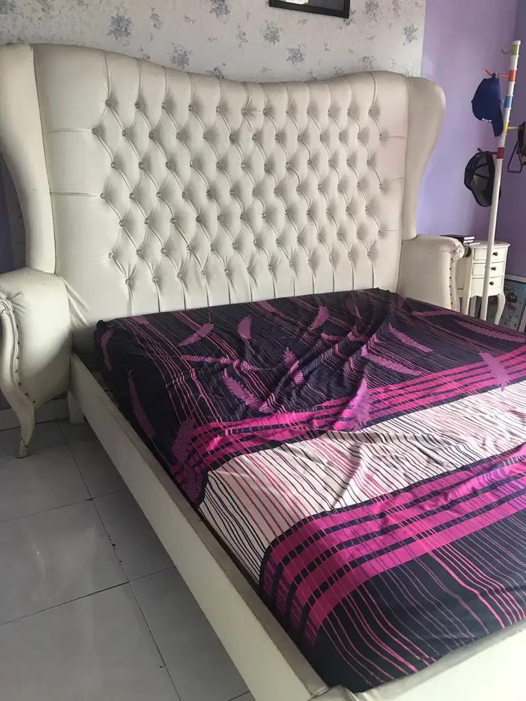 Divan, nakas, meja rias