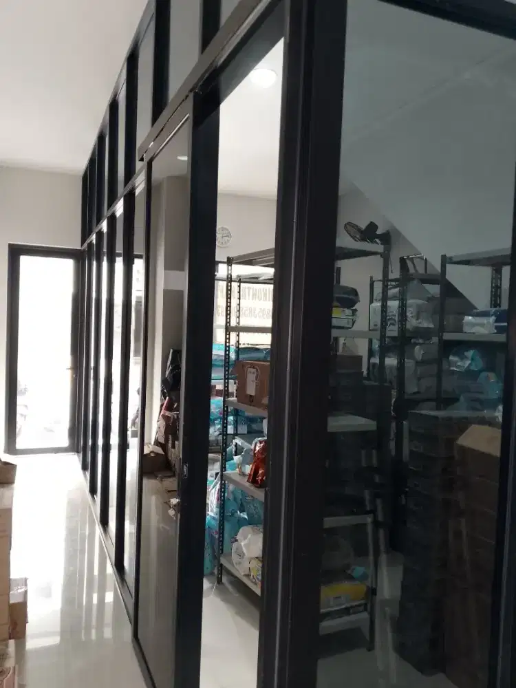 Tukang partisi kaca dan pintu