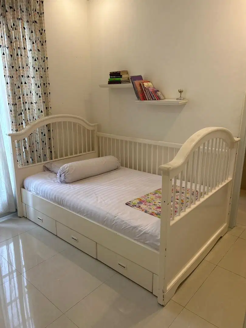 Tempat Tidur Kayu Cat Duco Putih