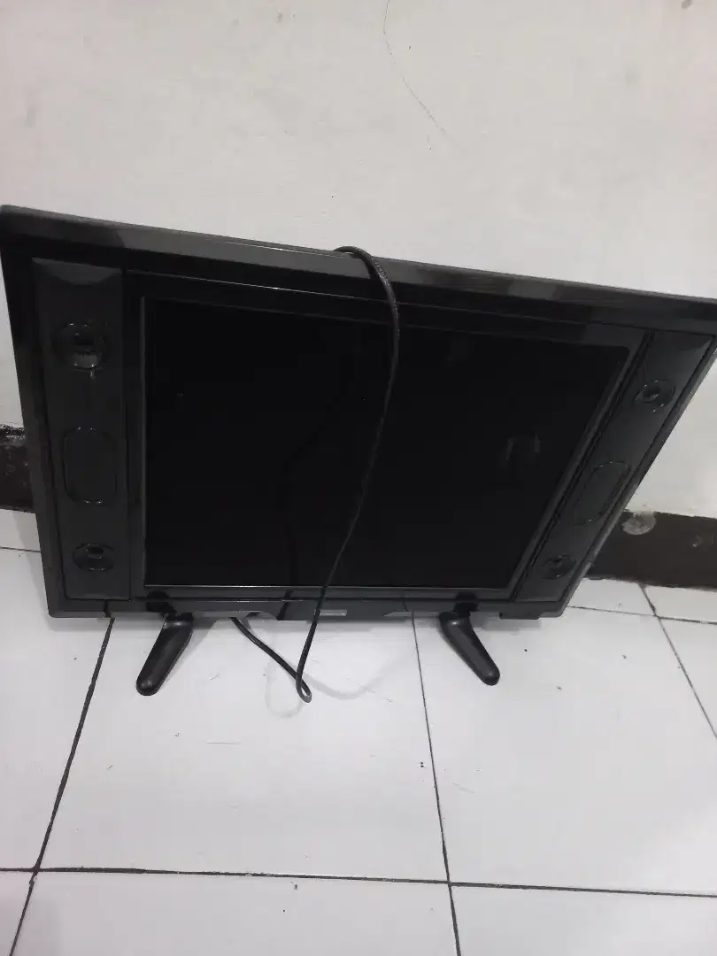 Led tv 22 inch normal dan bisa dijadikan monitor komputer