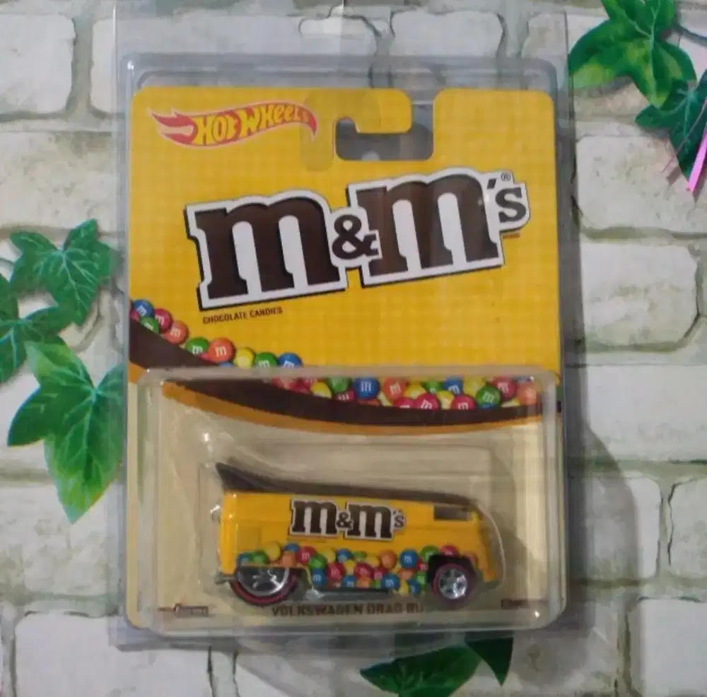 DIJUAL HotWheels Volkswwagen Dragbus m&m's