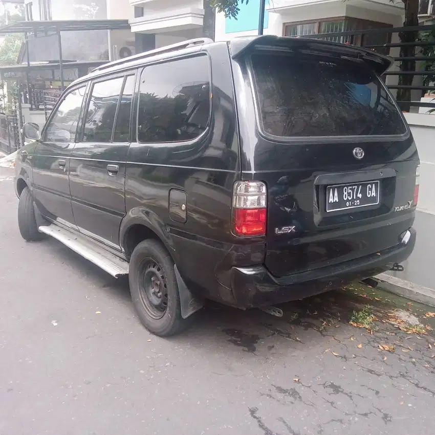 Mobil tangan pertama Toyota Kijang Capsul Hitam