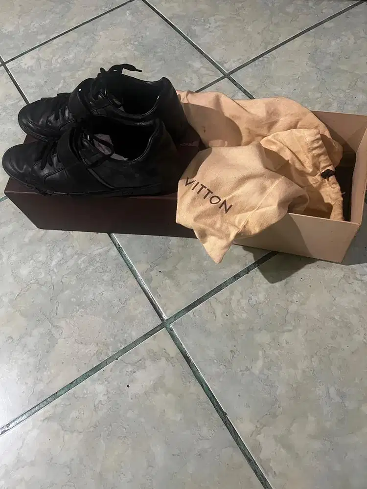 Dijual sepatu LV cowok apa adaya