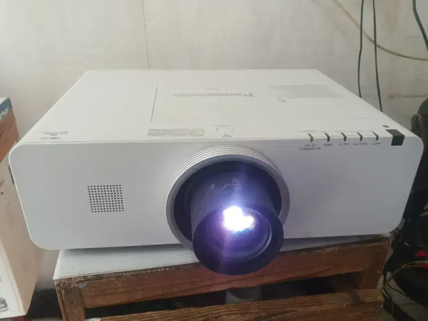 Proyektor Panasonic PT EX600E HDMI 6000 ansilumen