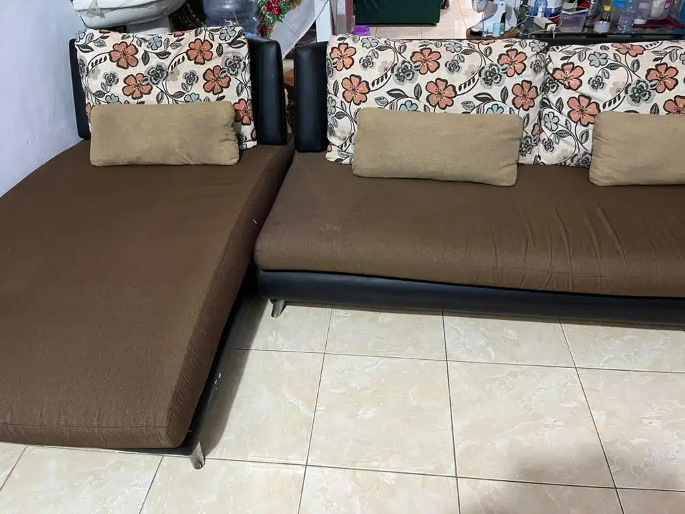 Kursi sofa berbentuk L dgn bantal kursinya