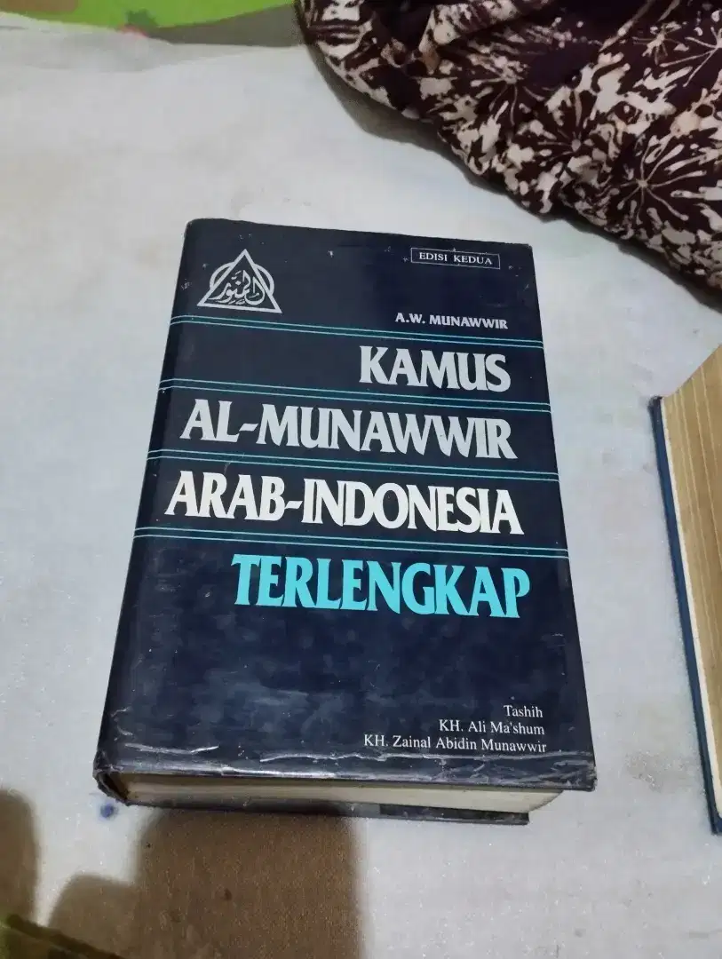 KAMUS AL-MUNAWWIR ARAB-INDONESIA TERLENGKAP EDISI KEDUA