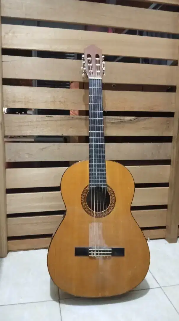 Gitar Yamaha C315 dalam kondisi baik