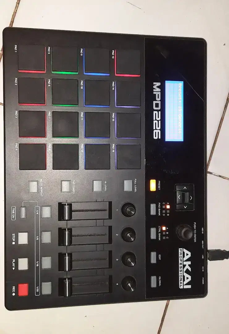 AKAI MPD226 pad controller