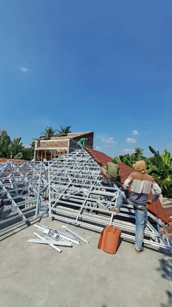 Baja ringan genteng keramik terpasang