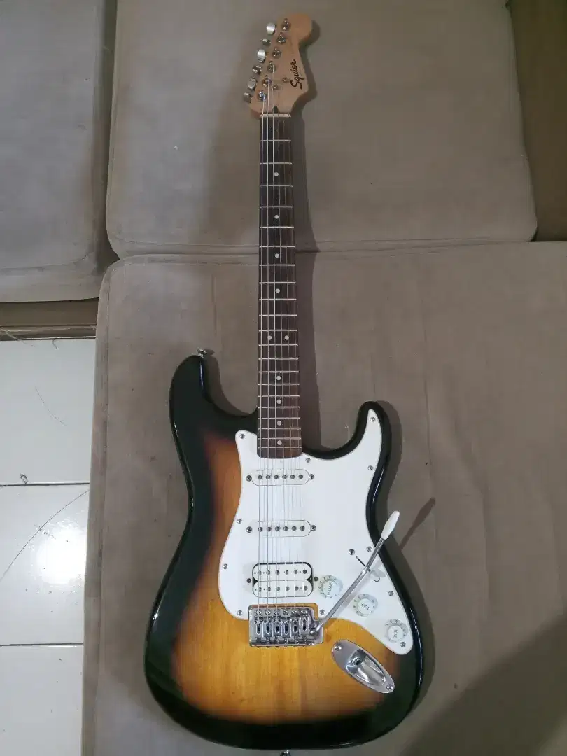 Gitar merk squier stratocaster HSS asli original MII