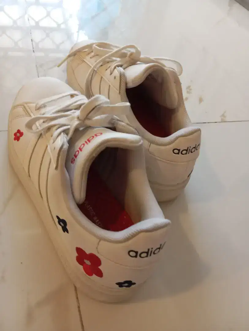 Sepatu Adidas Putih