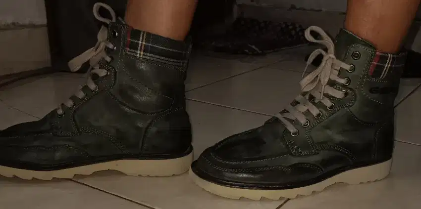 Sepatu kulit Geox