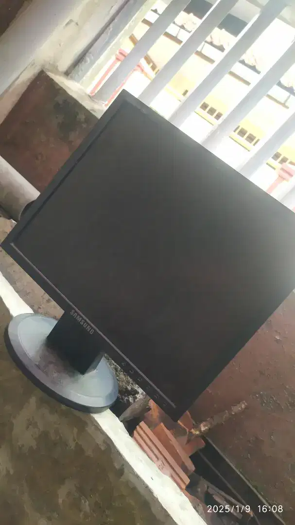 Monitor Samsung SyncMaster 740N X Minus.