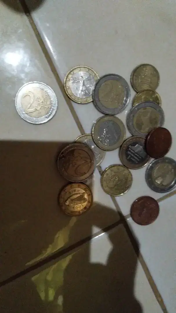 Kolektor uang euro pecahan 1 euro dan 2 euro