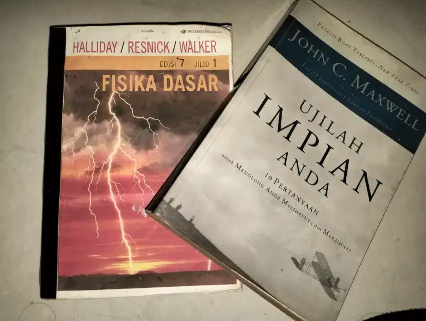 Buku Fisika Dasar dan Buku John C. Maxwell