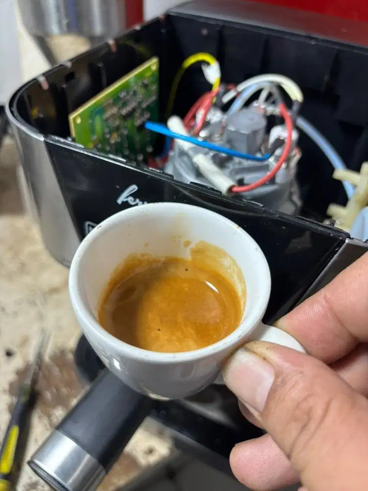 Teknisi mesin kopi espresso