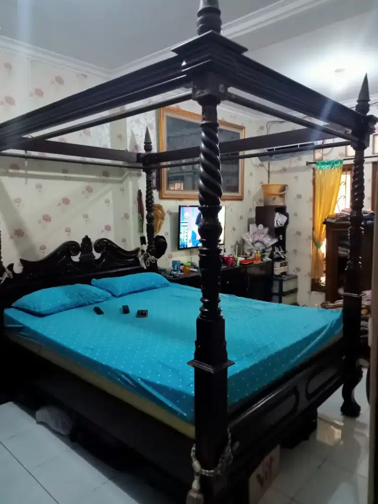 Tempat tidur jati kelambu