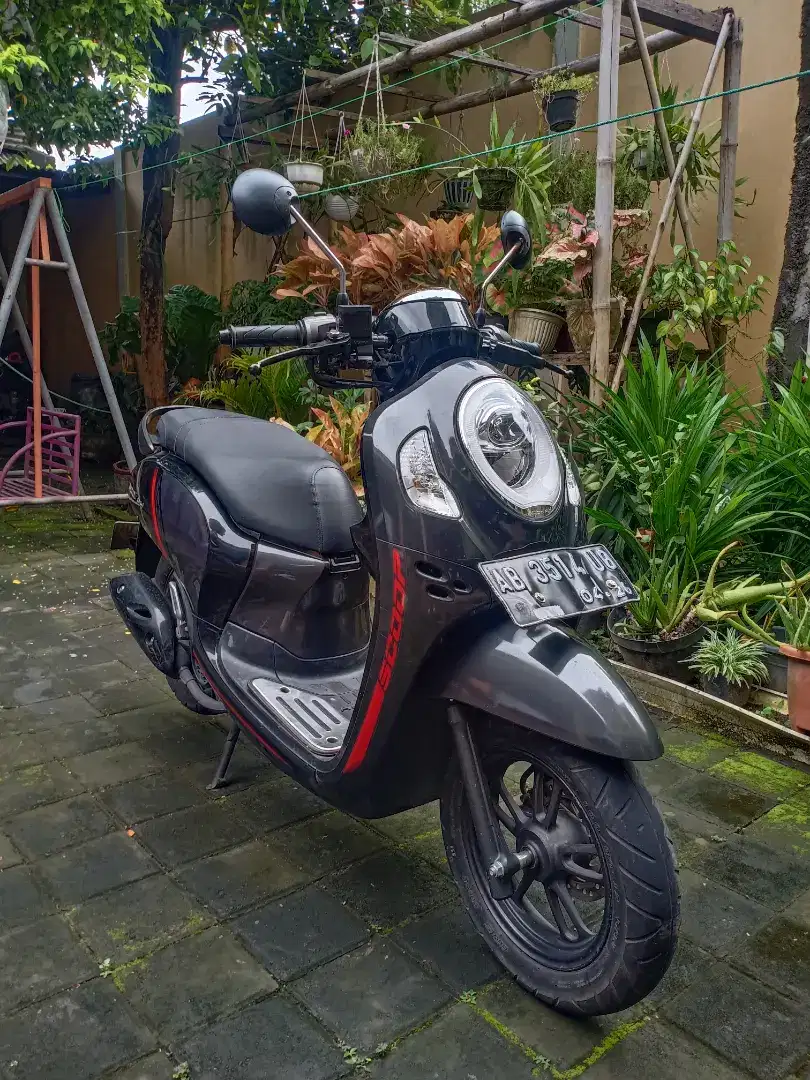 725rb/3thn Scoopy hitam merah 2021. Gbm